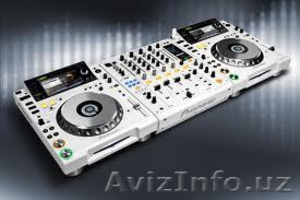 White Limited Edition 2 X Pioneer CDJ-2000 + Pioneer DJM-900 Nexus Mixer.
